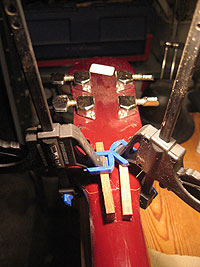 Forstærkninger limet i knækket guitarhoved
